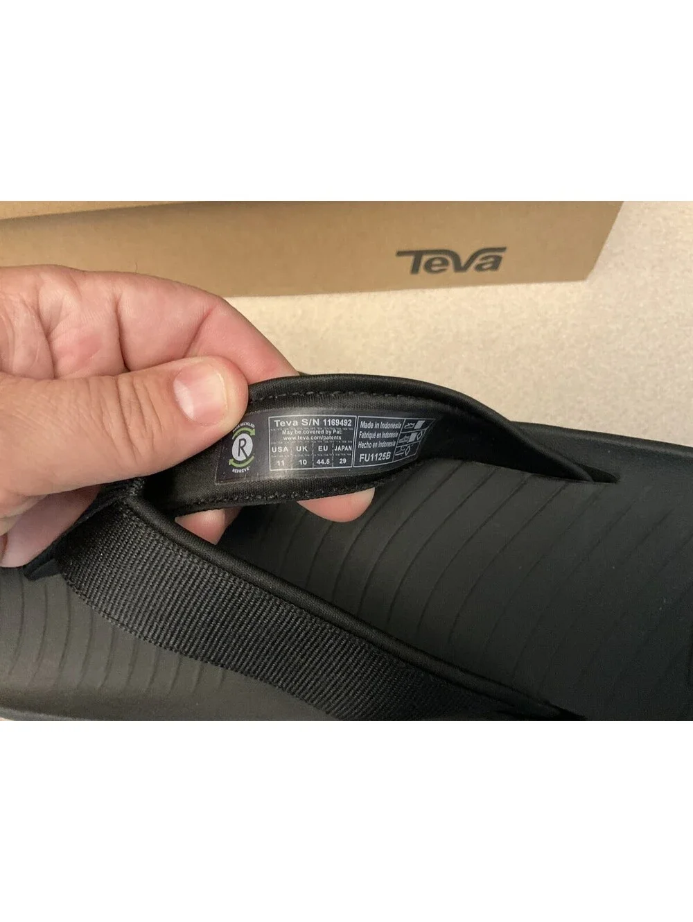 New! Mens Teva Hurricane Black Sandals/Flip-Flops. Size 11. Nice!!!